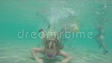 泳镜里的小女孩在水下潜水